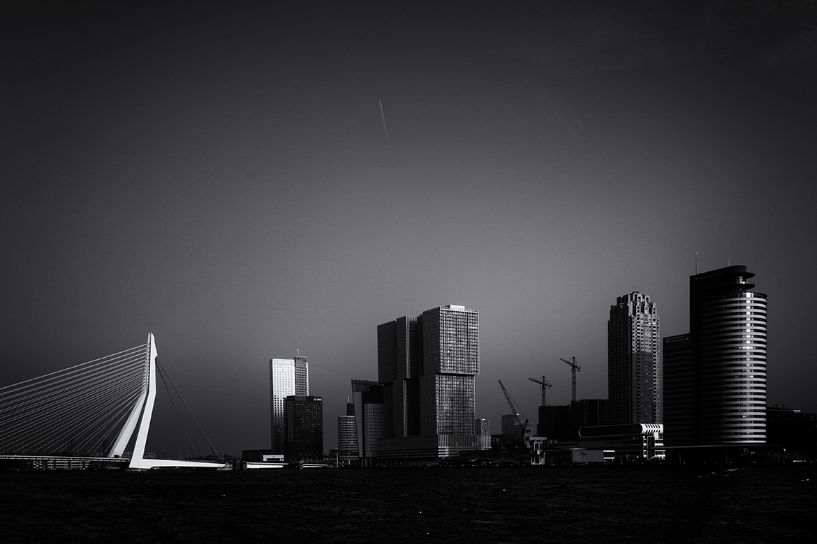 Erasmusbrug en de Rotterdam onder een strakke hemel.