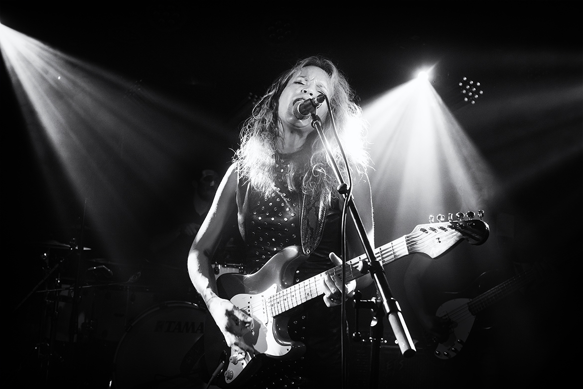 blues artist friso kooijman photographer fotograaf jazz concert netherlands zwart wit black white guitar harmonica fun